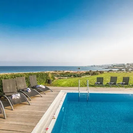 Villa In Sleeps 8 With Pool And Air Con *
