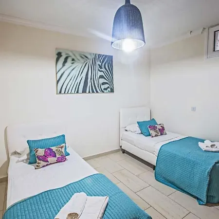 In Sleeps 8 With Pool And Air Con