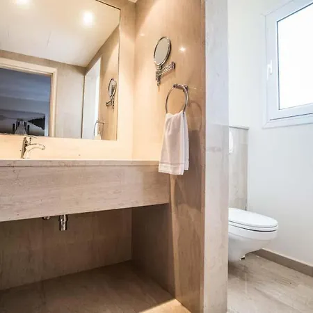 In Sleeps 8 With Pool And Air Con *