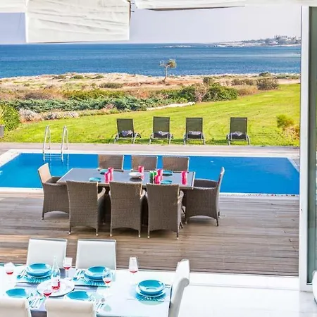 In Sleeps 8 With Pool And Air Con 别墅
