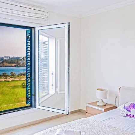 In Sleeps 8 With Pool And Air Con 别墅 *
