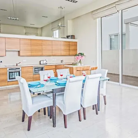 In Sleeps 8 With Pool And Air Con 别墅 普罗塔拉斯