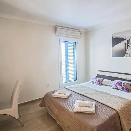 In Sleeps 8 With Pool And Air Con * 普罗塔拉斯