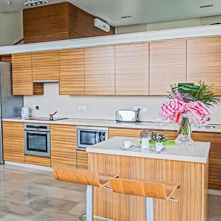 别墅 In Sleeps 8 With Pool And Air Con